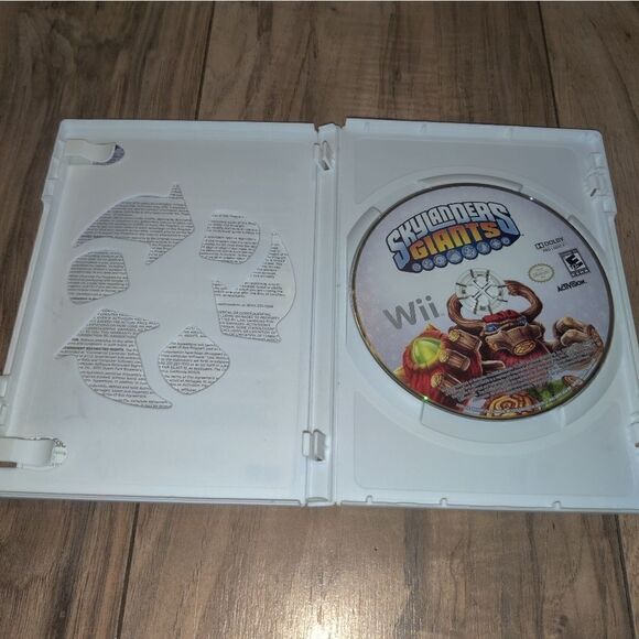 Skylanders Giants - Nintendo Wii Game - Picture 3 of 4